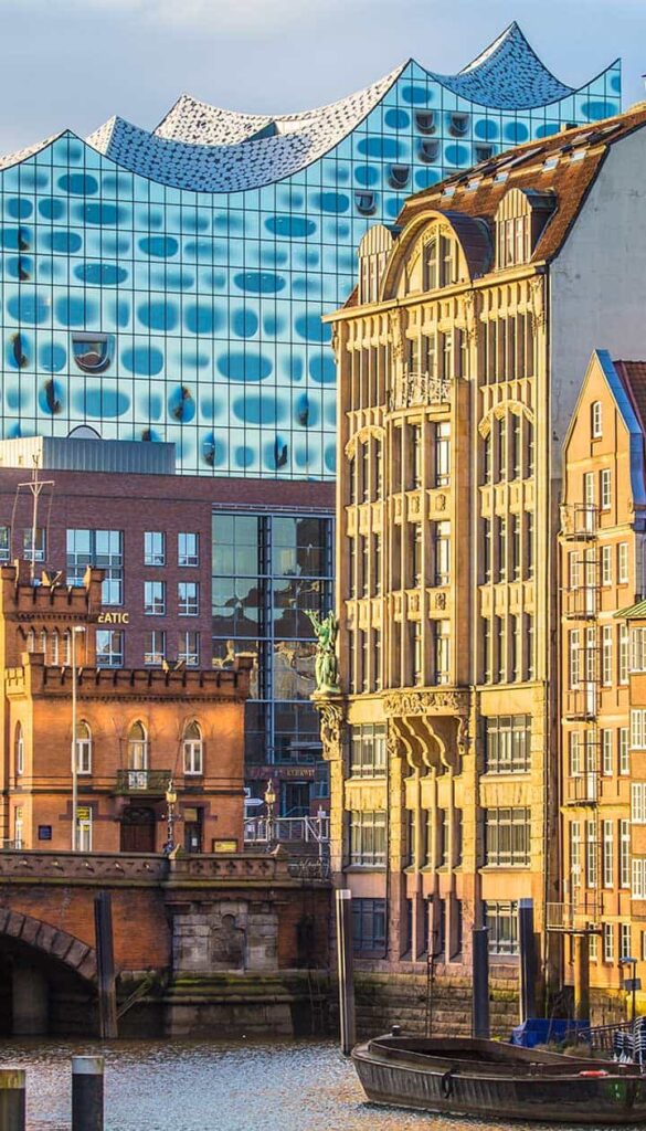 Blick auf die Elbphilharmonie während der Stadtrundfahrt Hamburg im Cabrio-Doppeldeckbus.
