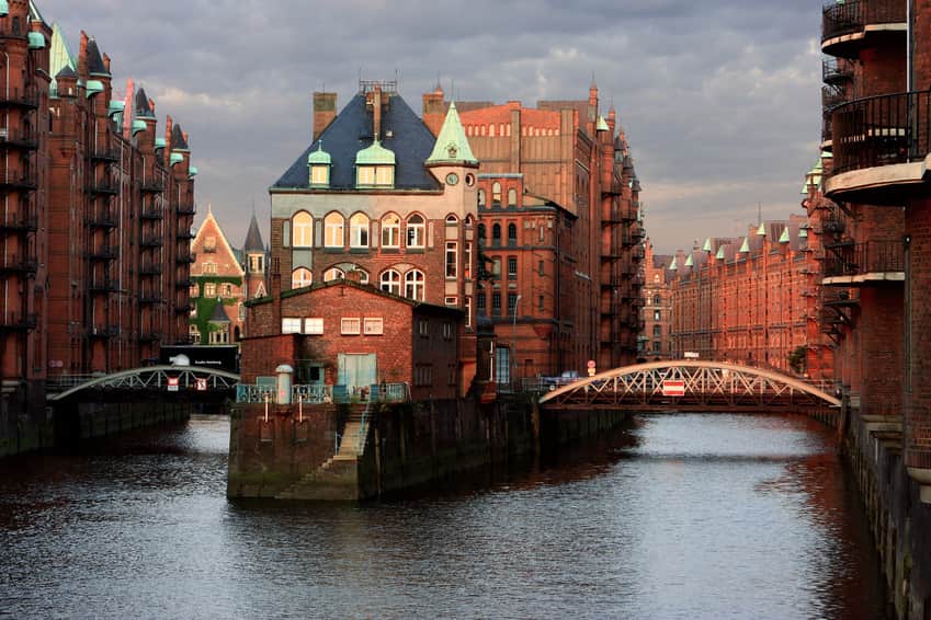 Das historische Wasserschloss in der Speicherstadt als Beispiel für die besondere Architektur, die man bei einer Hafenrundfahrt oder Barkassenfahrt in Kombination mit einem Ticket der Stadtrundfahrt Hamburg Hansa erleben kann.