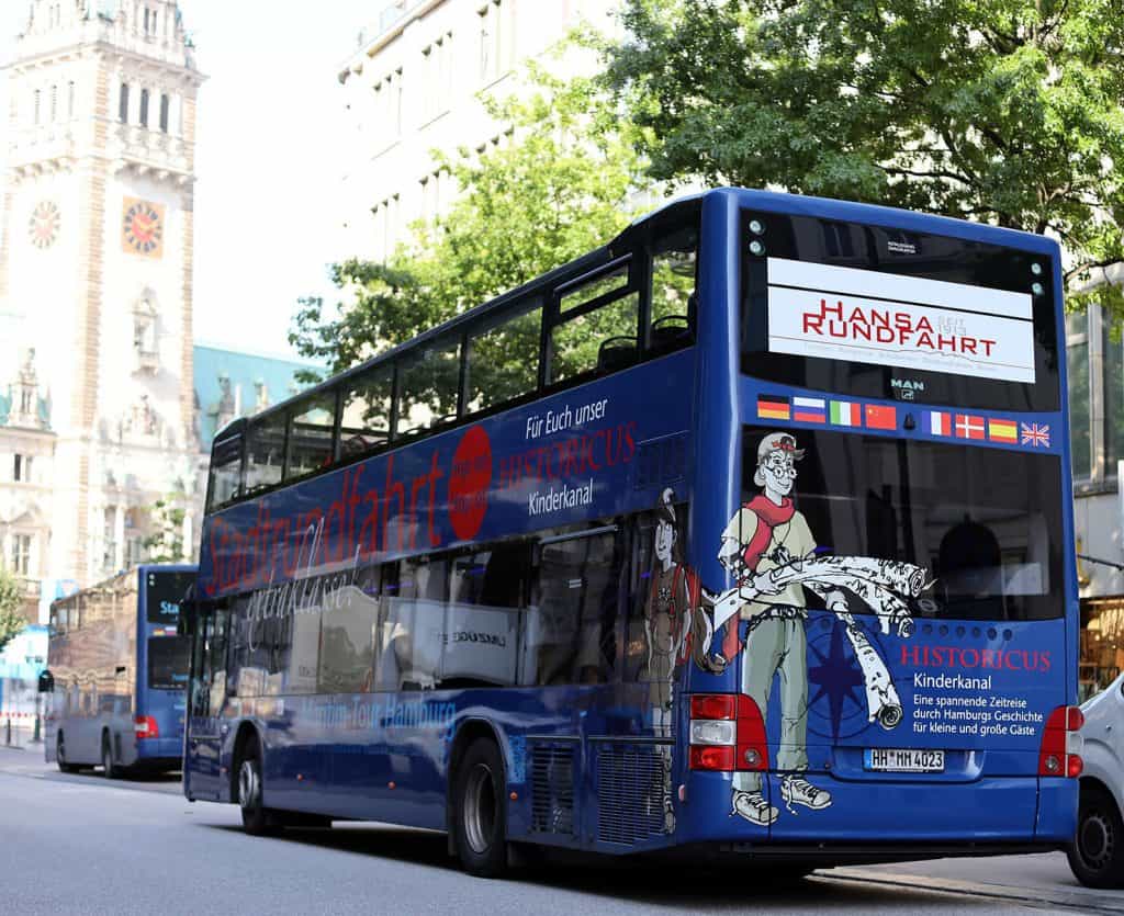Blauer Doppeldeckerbus der Stadtrundfahrt Hamburg für die Top-Tour mit dem Historicus Kinderkanal.